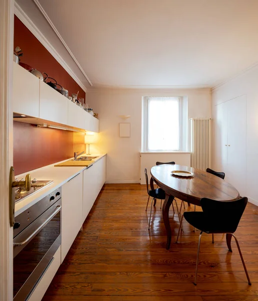 Elegant Кухня Красным Налетом Белыми Стенами Антикварный Интерьер Современной Мебелью — стоковое фото