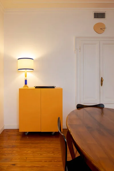厨房里有详细的黄色餐具柜 点着灯 有黑色椅子的木制桌子 带有现代家具的老式公寓内部 里面没有人 — 图库照片