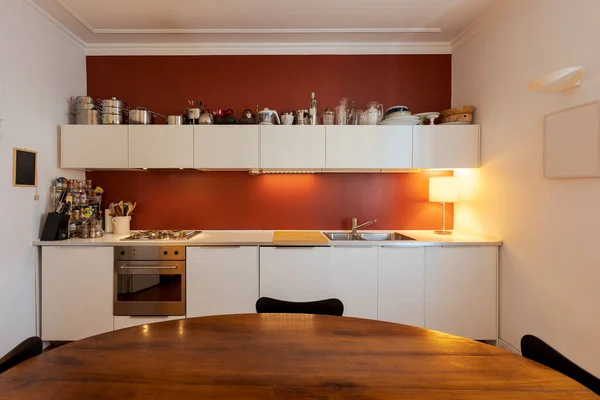 Cozinha Elegante Com Backsplash Vermelho Paredes Brancas Apartamento Antigo Interior — Fotografia de Stock