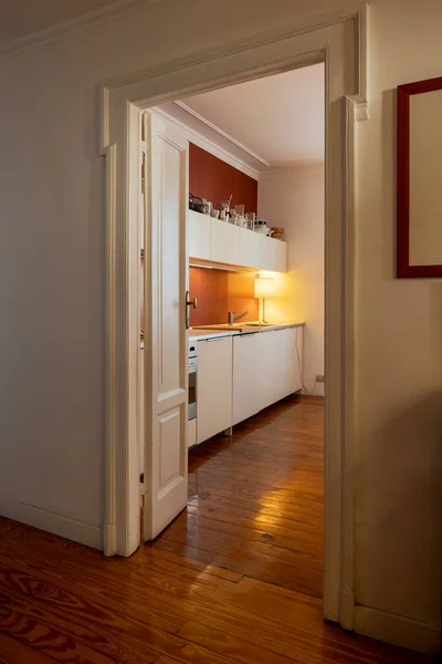 Modern Bir Mutfağın Ayrıntıları Koridordaki Açık Kapıdan Görülebilir Modern Mobilyaları — Stok fotoğraf