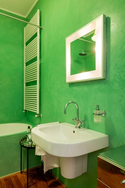 浴室有花篮地板和绿色墙壁 浴缸有淋浴和白色窗帘 有现代家具的老式室内装饰公寓 里面没有人 — 图库照片