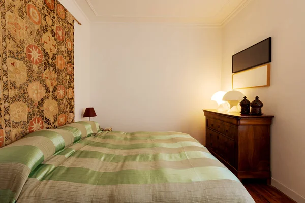 明亮优雅的卧室 古色古香的公寓内部与现代家具 里面没有人 — 图库照片