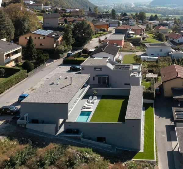 Exterieur Moderne Villa Met Zwembad Het Huis Omgeven Door Bergen — Stockfoto