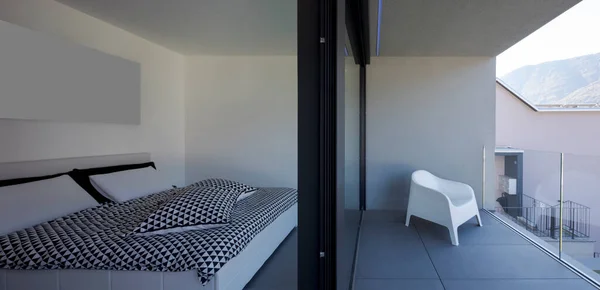 Schlafzimmer Von Vorne Mit Offenem Fenster Und Terrasse Auf Weißem — Stockfoto