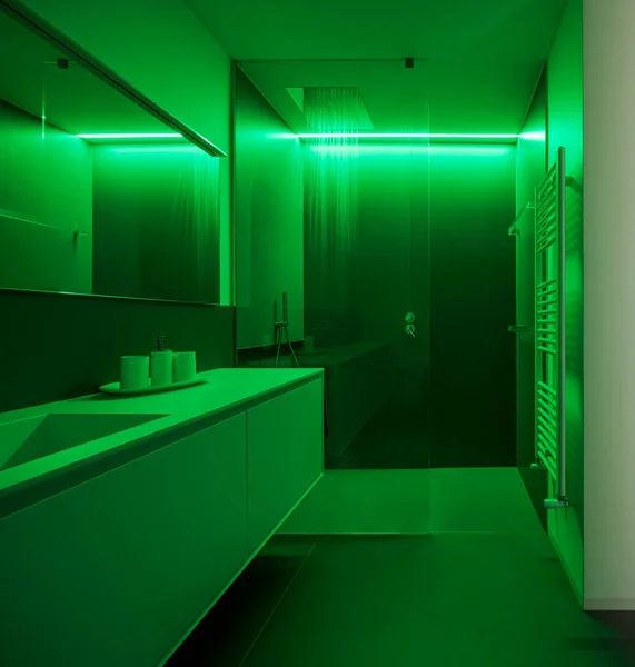 緑のLedライトで照らされた開放的な水でシャワーのフロントビュー 左側にはシンクと大きな鏡の上です 誰も中に — ストック写真