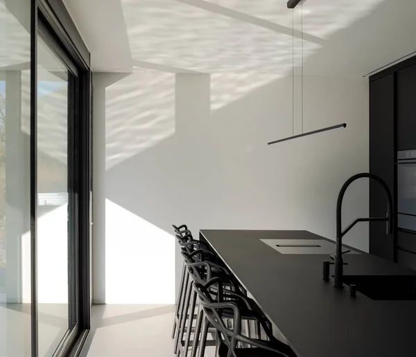 Schwarze Moderne Küche Mit Spüle Und Hockern Gibt Helle Fenster — Stockfoto