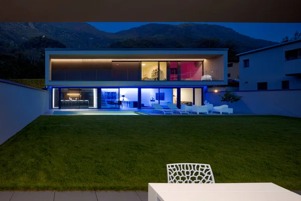 Modern Huis Met Zwembad Tuin Nacht Scène Verlicht Door Gekleurde — Stockfoto