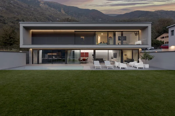 Vooraanzicht Modern Huis Met Zwembad Tuin Verlicht Door Led Verlichting — Stockfoto