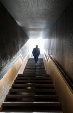 Adam, ışığı aramak için merdivenleri tırmanır. Ölüm ya da değişim kavramı