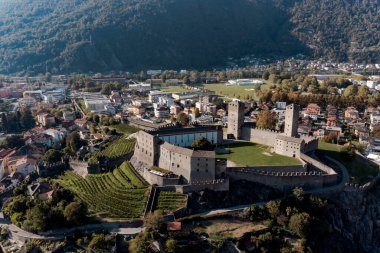 Güneşli bir günde İsviçre Alpleri 'nin tepesindeki Bellinzona Kalesi' nin hava görüntüsü. İçeride kimse yok, muhteşem manzara.
