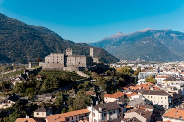 Güneşli bir günde İsviçre Alpleri 'nin tepesindeki Bellinzona Kalesi' nin hava görüntüsü. İçeride kimse yok, muhteşem manzara.