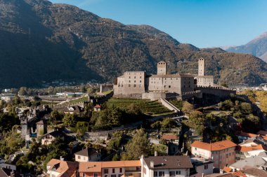 Güneşli bir günde İsviçre Alpleri 'nin tepesindeki Bellinzona Kalesi' nin hava görüntüsü. İçeride kimse yok, muhteşem manzara.