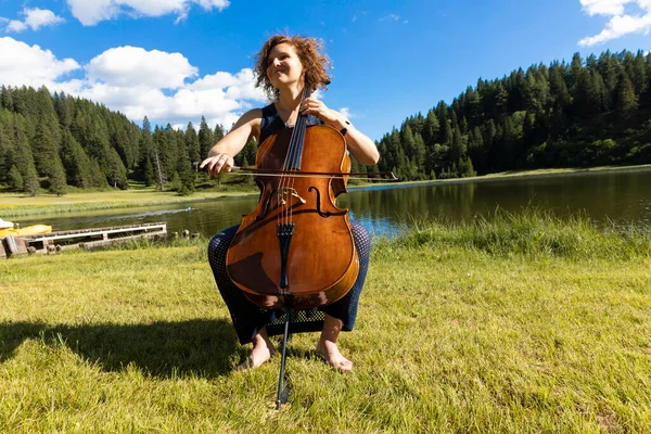 Beautiful Woman Plays Cello Mountains Middle Meadow Lake Classical Music — Photo