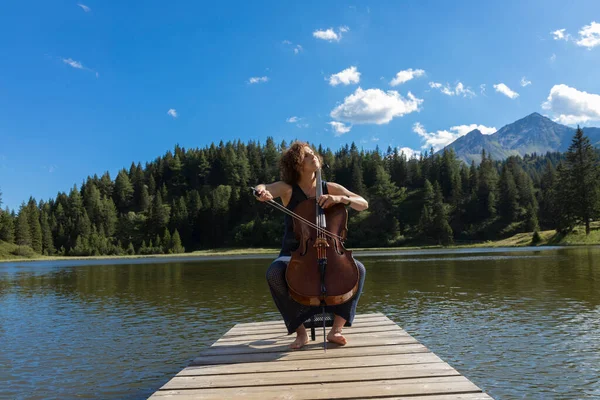 Poolse Vrouw Muzikant Speelt Haar Cello Haar Zwitserse Grondgebied Zittend — Stockfoto