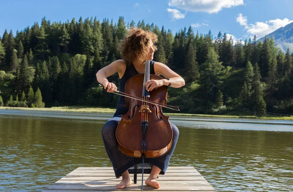 Young Beautiful Woman Playing Cello Outdoors Mountains Wooden Jetty Lake — Foto Stock