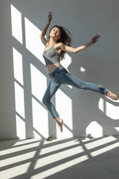 Ballerina Asiatica Salto Acrobatico Illuminato Dal Sole Che Entra Dalla — Foto Stock