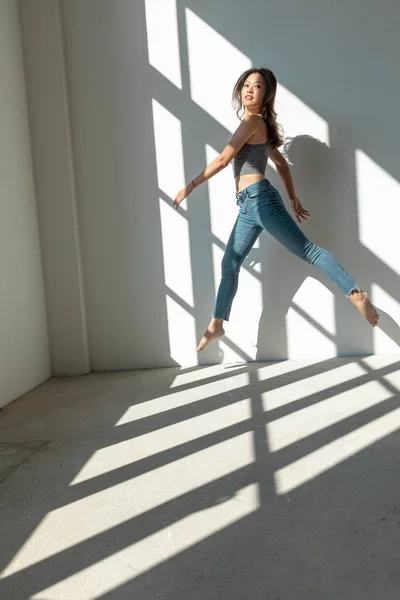 Asian Dancer Girl Makes Acrobatic Jump Illuminated Sun Enters Window — Stock Photo, Image