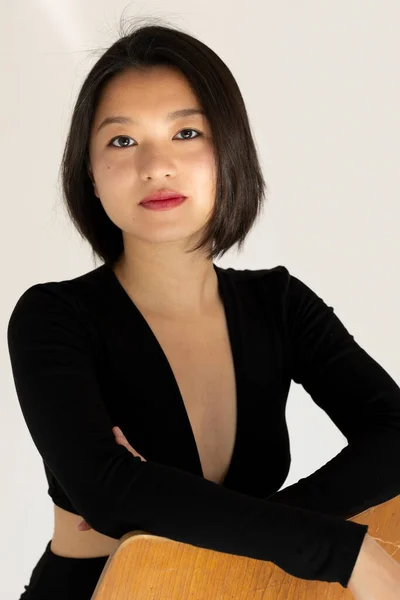 年轻美丽的中国或亚洲女孩穿着黑色的衣服 尤其是白色的背景 直直地看着相机 美丽的肖像 — 图库照片