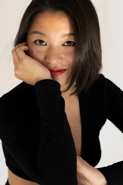 Junge Schöne Chinesische Oder Asiatische Mädchen Sitzen Einem Schwarzen Kleid — Stockfoto