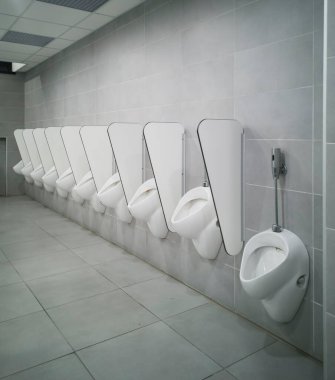 Erkeklerin işediği uzun kuyruk. Kimse kullanmıyor, yeni ve modern alan..