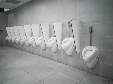 Erkeklerin işediği uzun kuyruk. Kimse kullanmıyor, yeni ve modern alan..