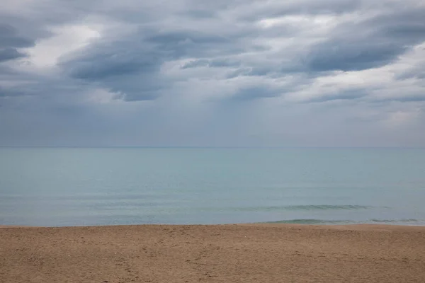 Gri Bir Bahar Gününde Talyan Deniz Manzarası Gökyüzü Çok Bulutlu — Stok fotoğraf