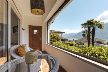 İsviçre 'de doğaya, dağlara ve göle bakan teras. Güneşli bir bahar günü. İçeride kimse yok..