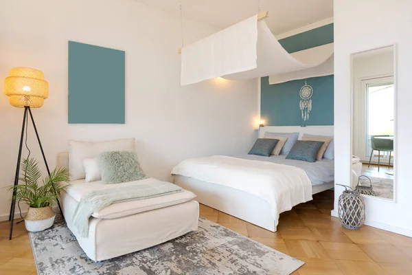Apartemen Studio Dengan Satu Tempat Tidur Ganda Dan Satu Tempat — Stok Foto
