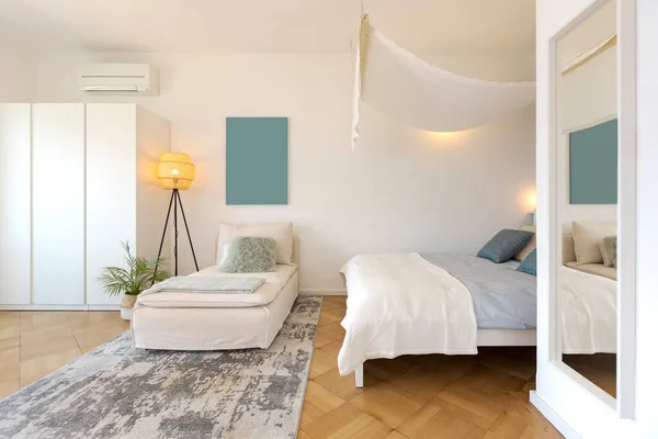 Apartemen Studio Dengan Satu Tempat Tidur Ganda Dan Satu Tempat — Stok Foto