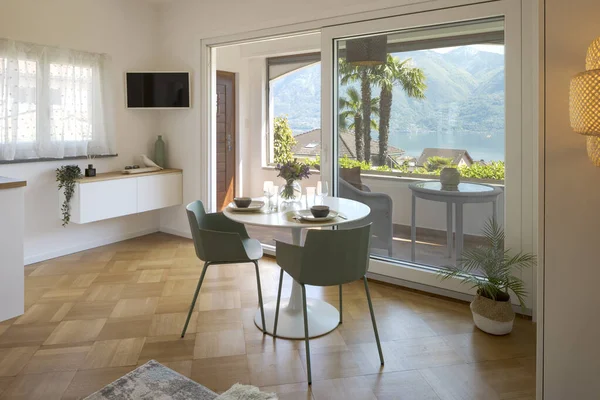 素敵なアパートのインテリア 2つの椅子 スイスの湖の景色を望む食事の準備ができているすべてのテーブルがあります 誰も中にいない — ストック写真