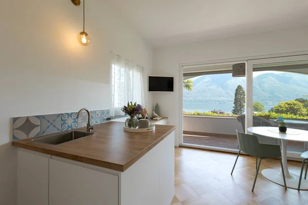 Interior Agradável Apartamento Uma Ilha Cozinha Madeira Uma Mesa Com — Fotografia de Stock