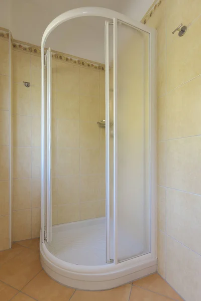 Offene Dusche Detail Badezimmerausstattung Mit Gelben Fliesen Niemand Drinnen — Stockfoto