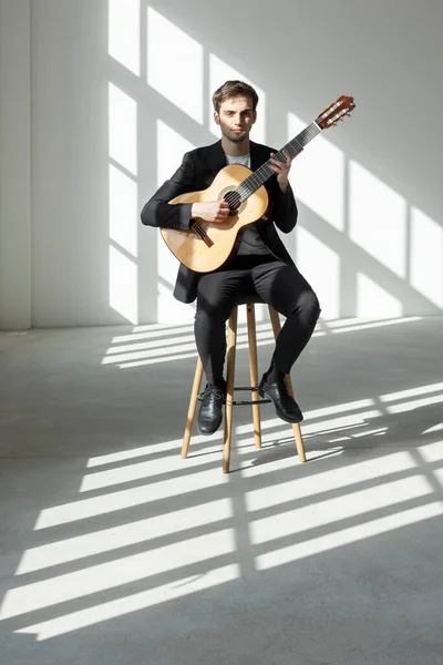 Retrato Joven Tocando Guitarra Lleva Traje Negro Interior Una Antigua — Foto de Stock