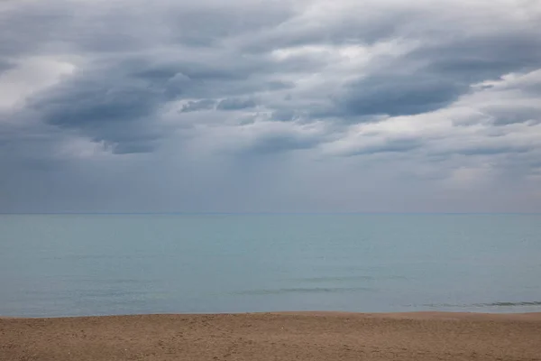 Gri Bir Bahar Gününde Talyan Deniz Manzarası Gökyüzü Çok Bulutlu — Stok fotoğraf