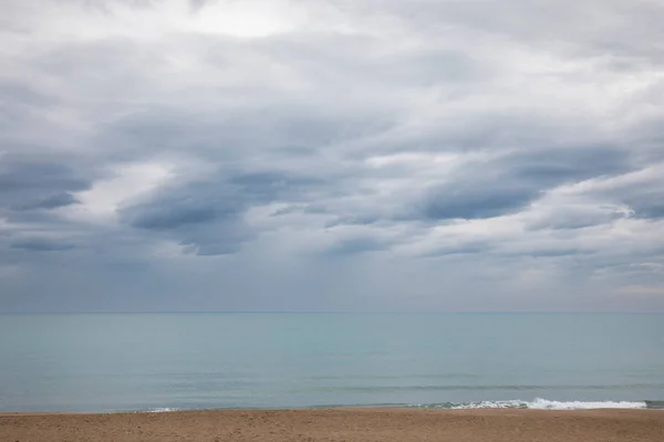 Italiaans Maritiem Landschap Een Grijze Lentedag Zeer Bewolkte Lucht Niemand — Stockfoto