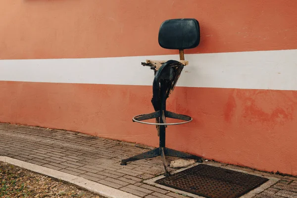Detalhe Uma Cadeira Couro Preto Destruída Abandonada Ninguém Dentro — Fotografia de Stock
