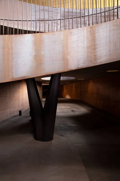 Geniş Modern Tasarım Demir Merdiven Ayrıntıları Işık Gölgenin Büyük Kontrastı — Stok fotoğraf