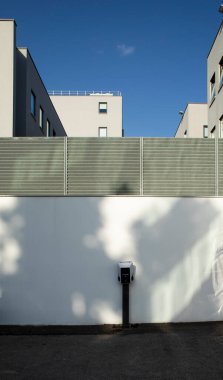 Milan 'da gölgeli bir duvarın arkasında gökdelenlerle ilgili detaylar