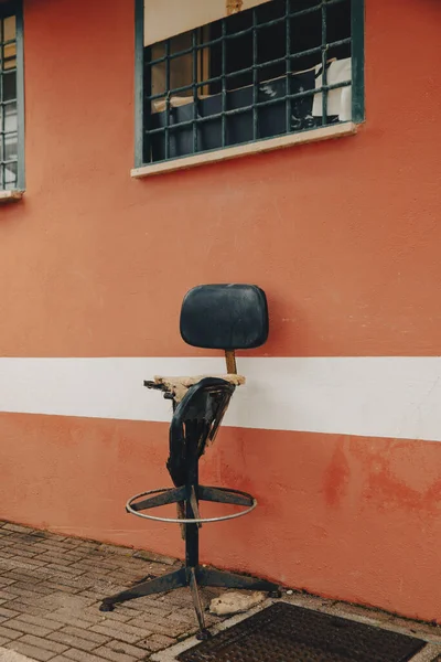 Detalhe Uma Cadeira Couro Preto Destruída Abandonada Ninguém Dentro — Fotografia de Stock