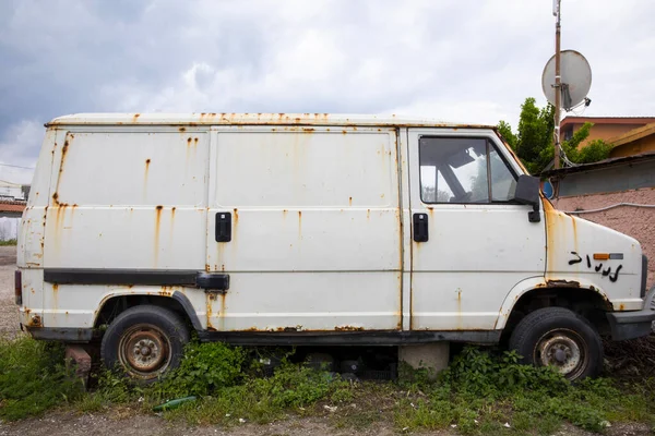 Seitenansicht Eines Sehr Alten Rostigen Verlassenen Lieferwagens Liegt Boden Und — Stockfoto