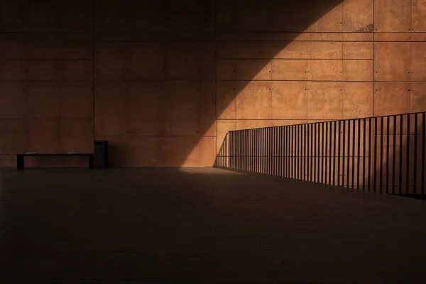 现代设计铁制楼梯的栏杆细节 光线和阴影的巨大反差 里面没有人 — 图库照片
