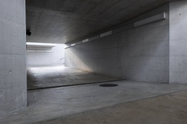 İsviçre, Mendrisio 'daki tren istasyonunun altından geçen beton yaya geçidi. İçeride kimse yok.