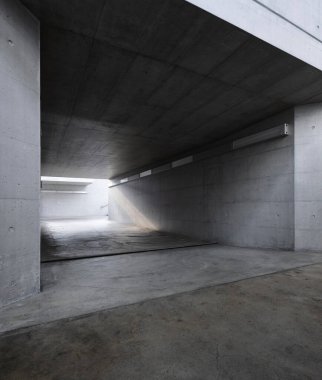 İsviçre, Mendrisio 'daki tren istasyonunun altından geçen beton yaya geçidi. İçeride kimse yok.