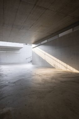 İsviçre, Mendrisio 'daki tren istasyonunun altından geçen beton yaya geçidi. İçeride kimse yok.