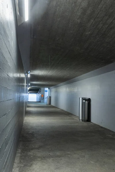 瑞士梅勒德火车站下面的长长的混凝土人行横道 里面没有人 — 图库照片