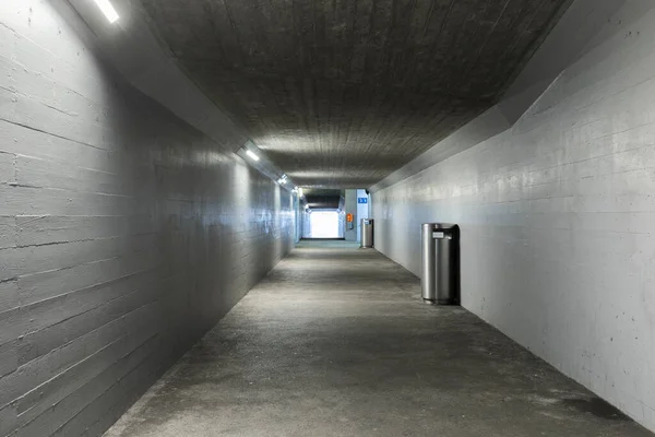 スイスのメリデにある鉄道駅の下を通る長いコンクリート製の歩行者通路 誰も中に — ストック写真