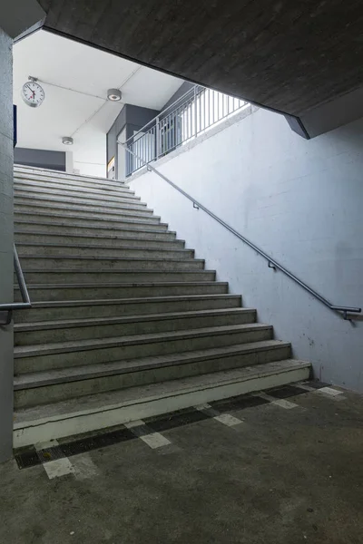 Escadarias Uma Estação Ferroviária Concreto Suíça Que Leva Passagem Subterrânea — Fotografia de Stock