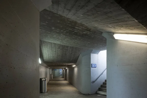 Tren Istasyonunun Altında Merdiveni Olan Uzun Beton Yaya Koridoru Çeride — Stok fotoğraf