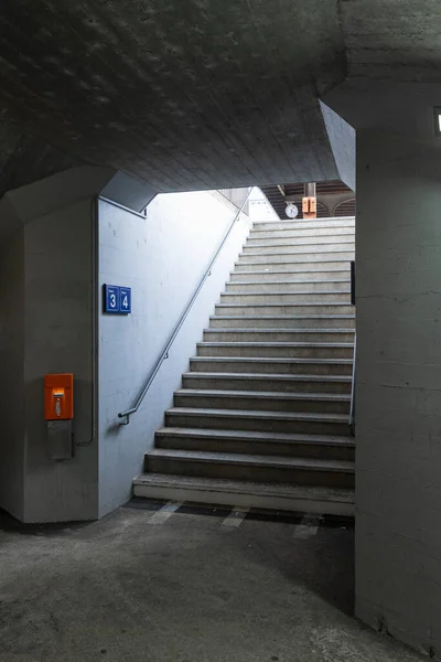 Деталь Лестницы Вокзале Автоматом Проверке Оранжевого Билета Рядом Внутри Никого — стоковое фото