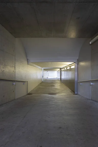スイスのメンドリシオ駅の下を通るコンクリート製の歩行者専用地下道 誰も中に — ストック写真